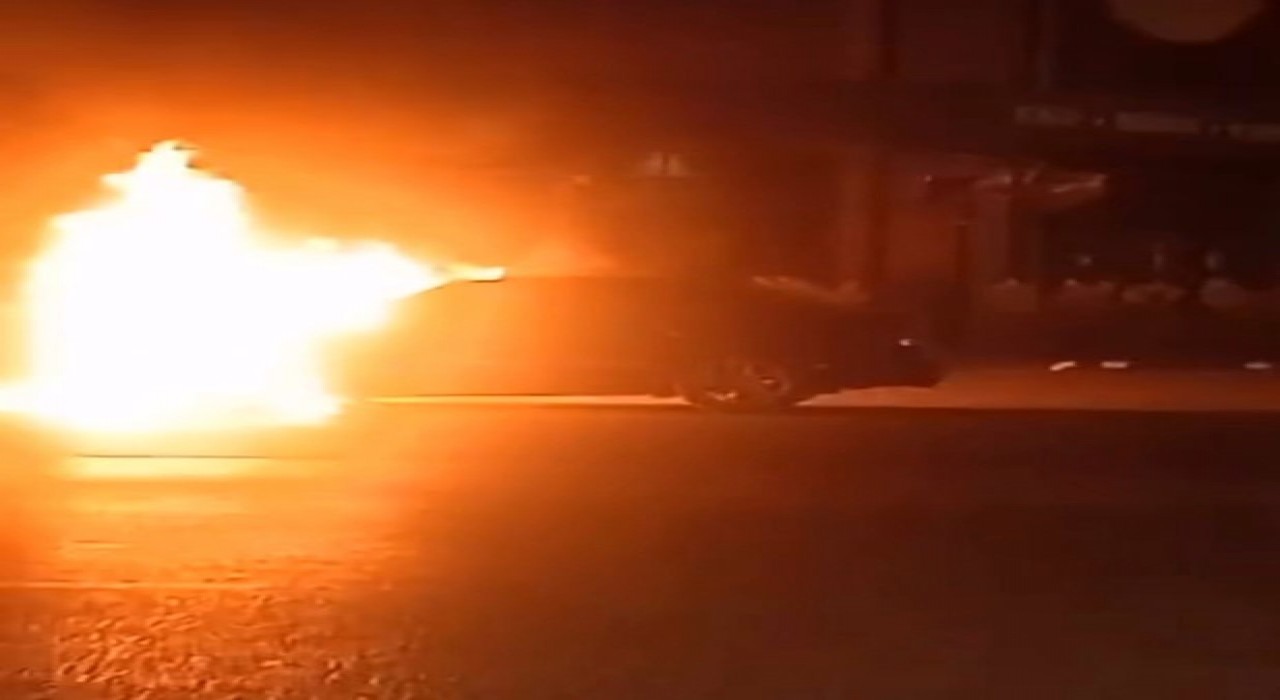 Bursada seyir halindeki araç alev topuna döndü