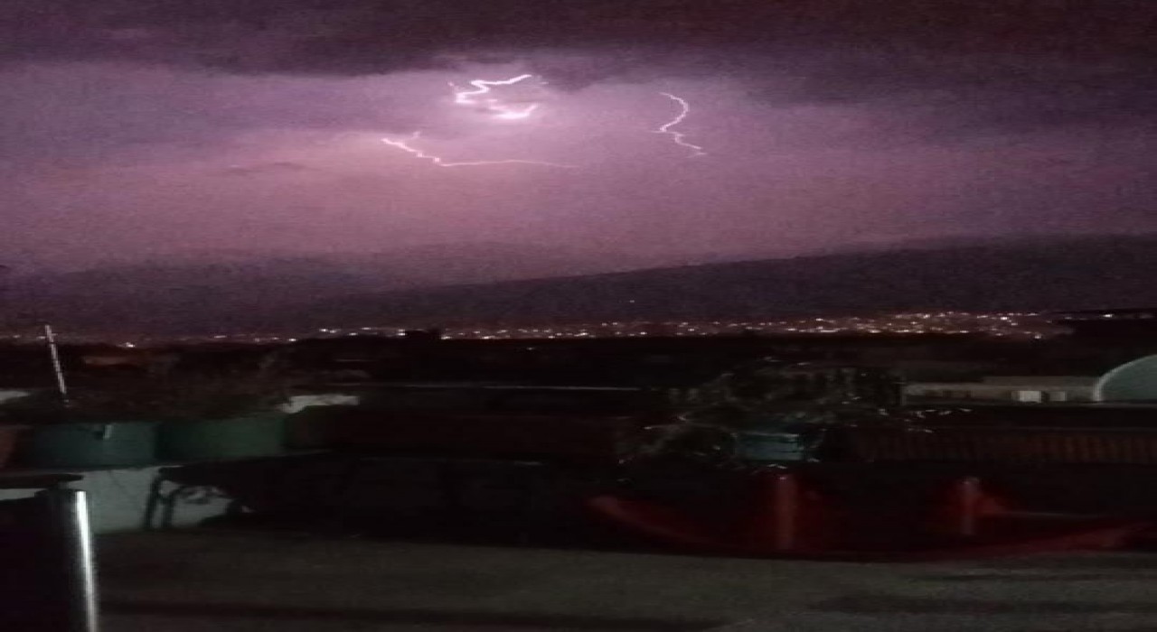 Bursada şimşekler geceyi aydınlattı