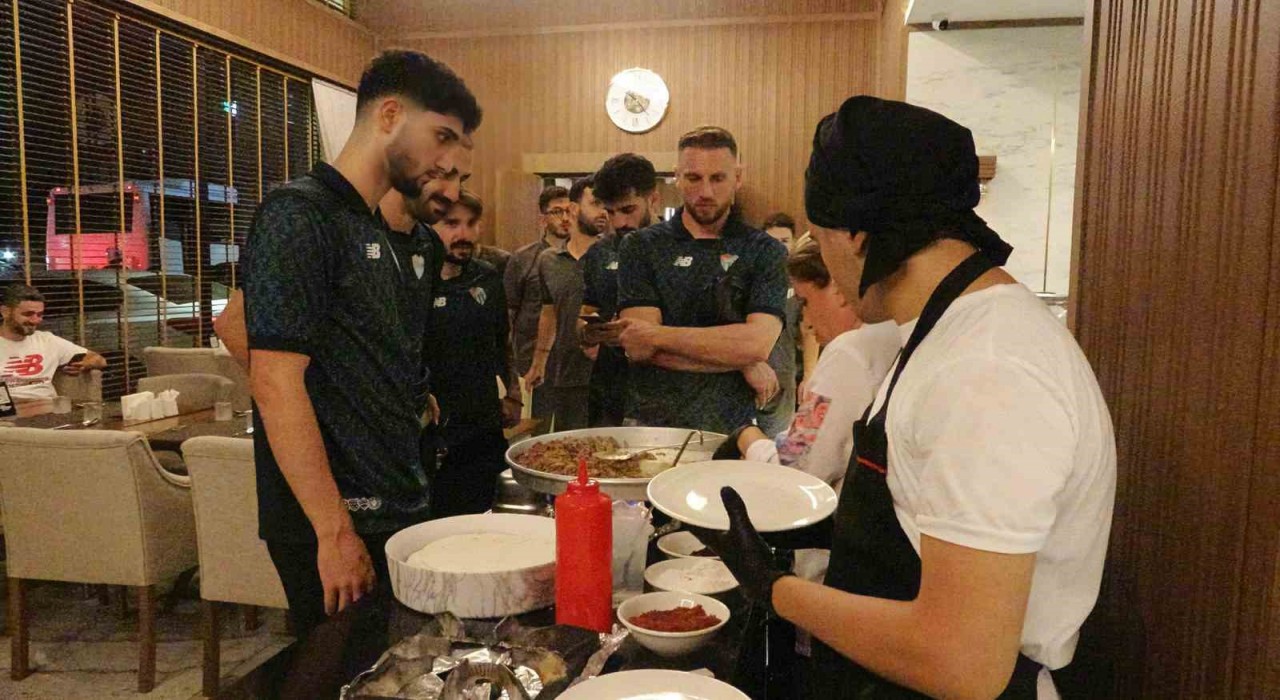 Bursasporlu oyuncular galibiyeti tantuni yiyerek kutladı