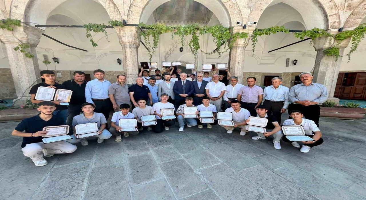 Büyükağa Kuran Kursunda genç hafızlar belgelerine kavuştu