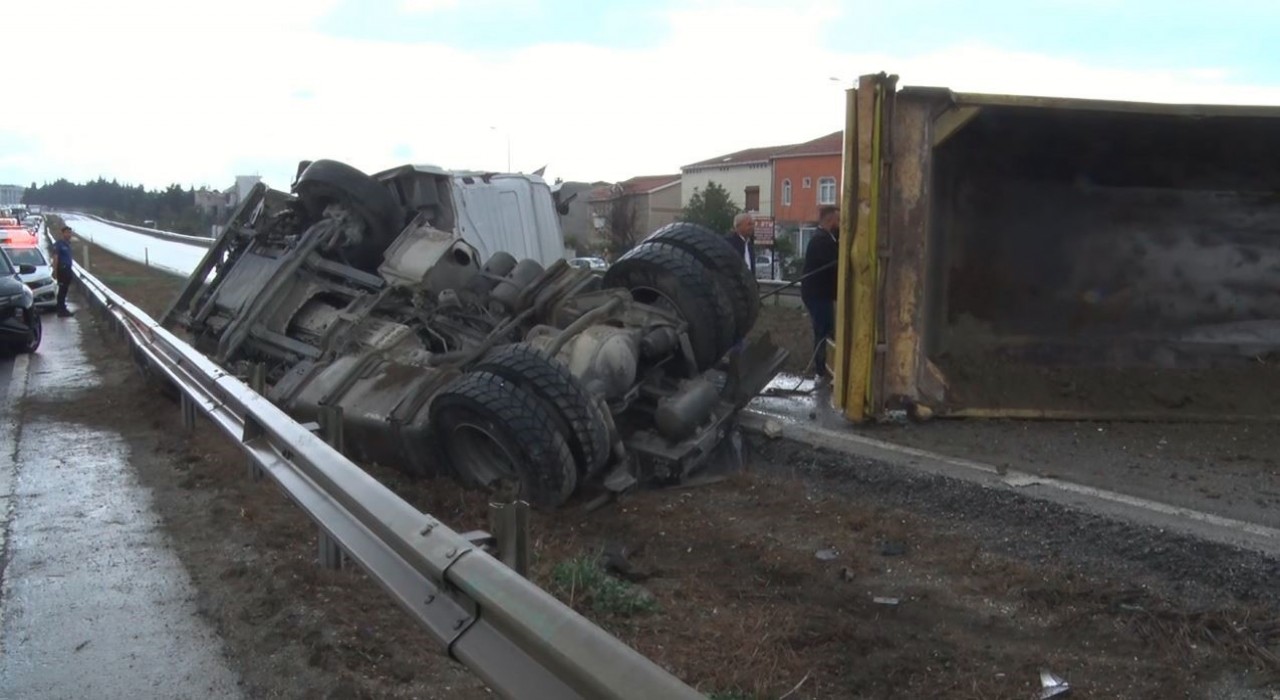Büyükçekmecede hafriyat kamyonu devrildi, E-5 trafiğe kapandı