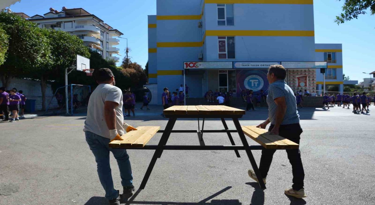 Büyükşehirden kurumlara bank ve piknik masası desteği