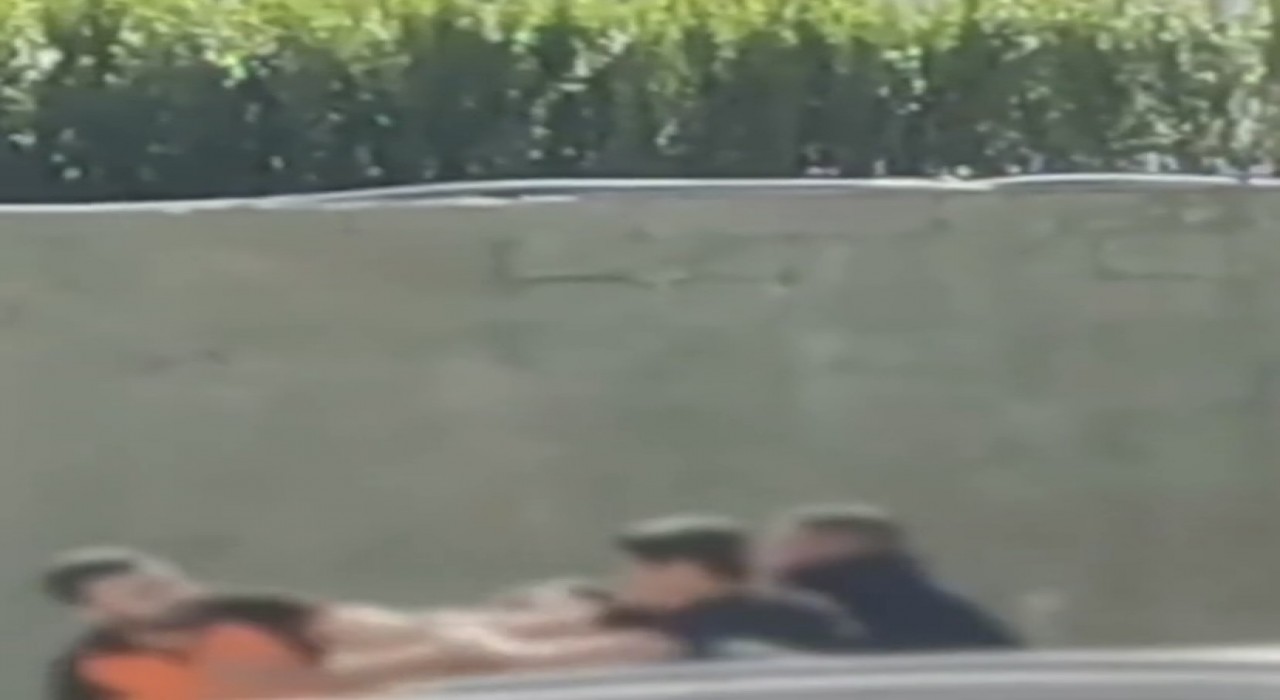 Cadde ortasında sopalı bıçaklı kavga: 3 yaralı