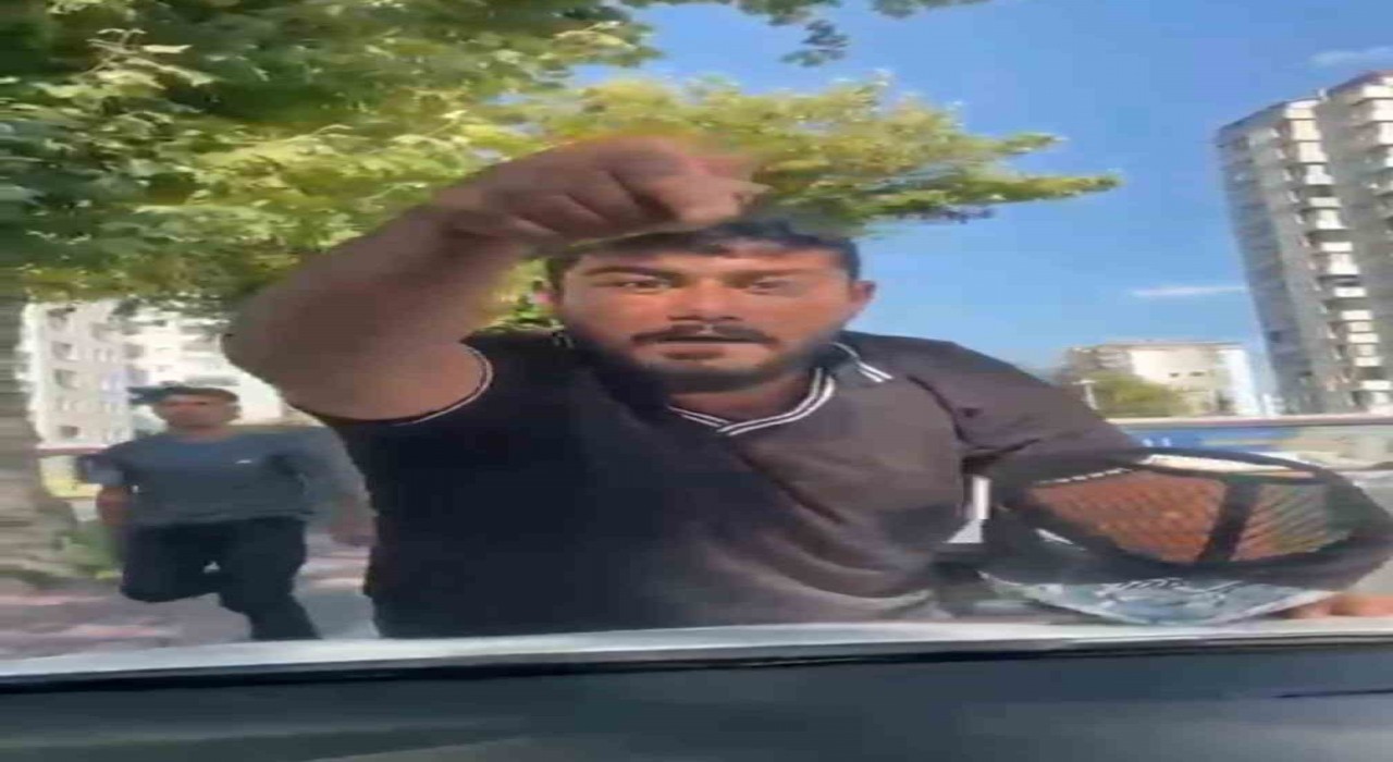 Cam silme bahanesiyle aracın kaputuna yatıp zorla para istemişti, tutuklandı