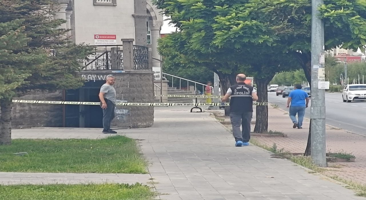 Cami tuvaletinde bıçaklı kavga: 1 ağır yaralı