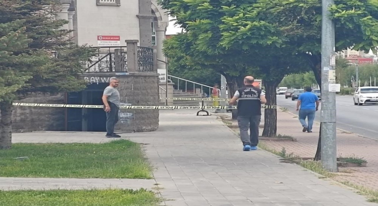 Cami tuvaletinde tartıştığı şahsı bıçaklayan şüpheli yakalandı