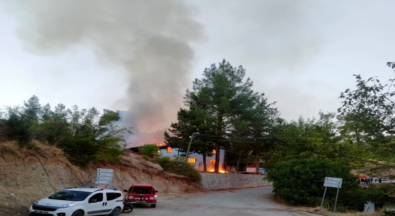 Camiyi kül eden yangının görüntüsü ortaya çıktı