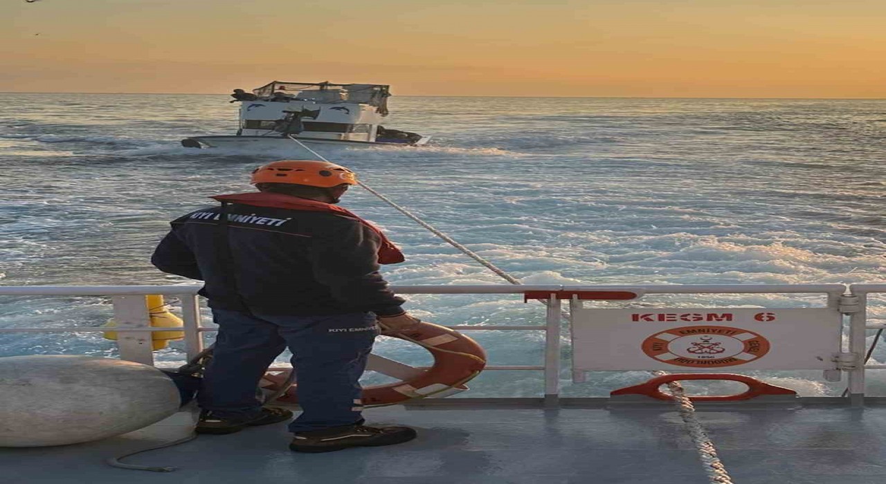 Çanakkale Boğazında makine arızası yapan tekne yedeklenerek çekildi