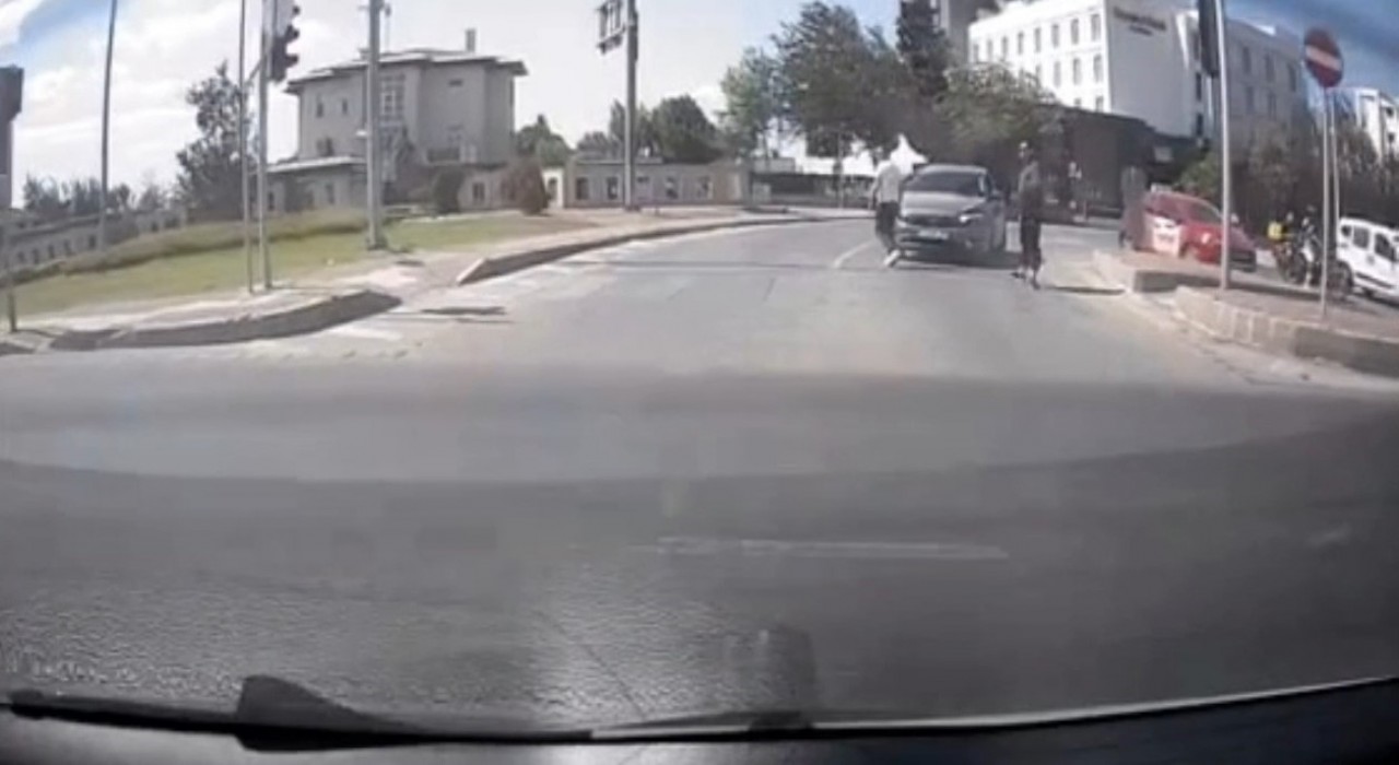 Çanakkalede yol verme kavgası araç kamerasına yansıdı