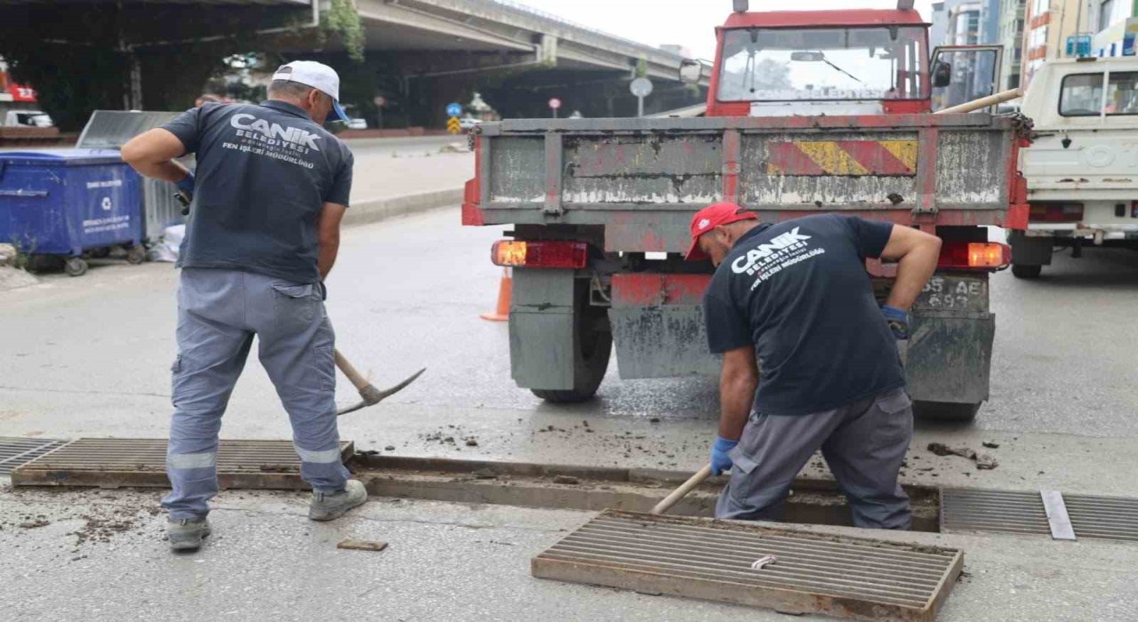 Canikte mazgallar sağanak yağışa karşı temizleniyor