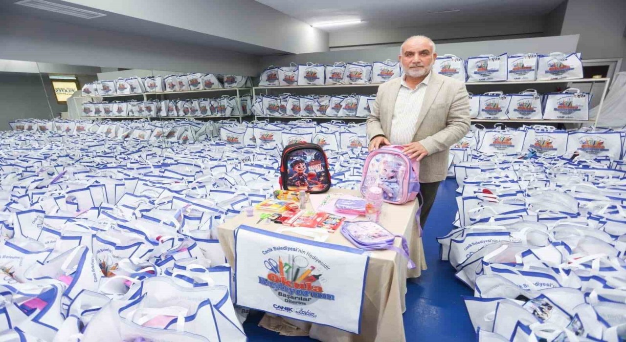 Canikte okula başlayan tüm öğrencilere çanta ve kırtasiye seti belediyeden
