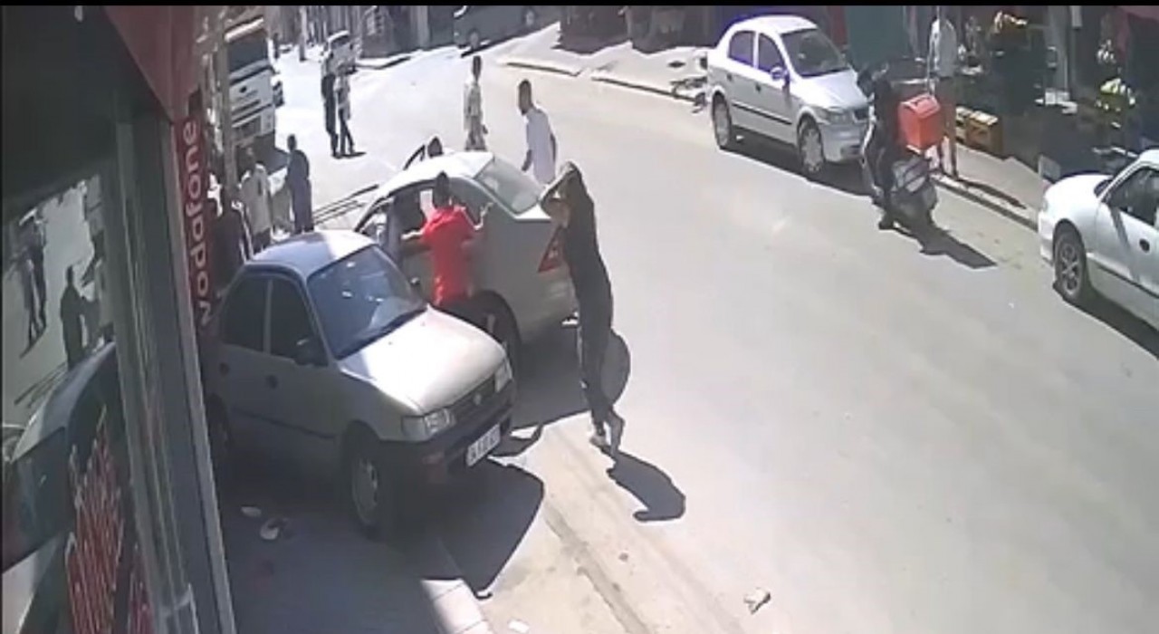 Çarptığı araç, 11 yaşındaki çocuğu duvara sıkıştırdı