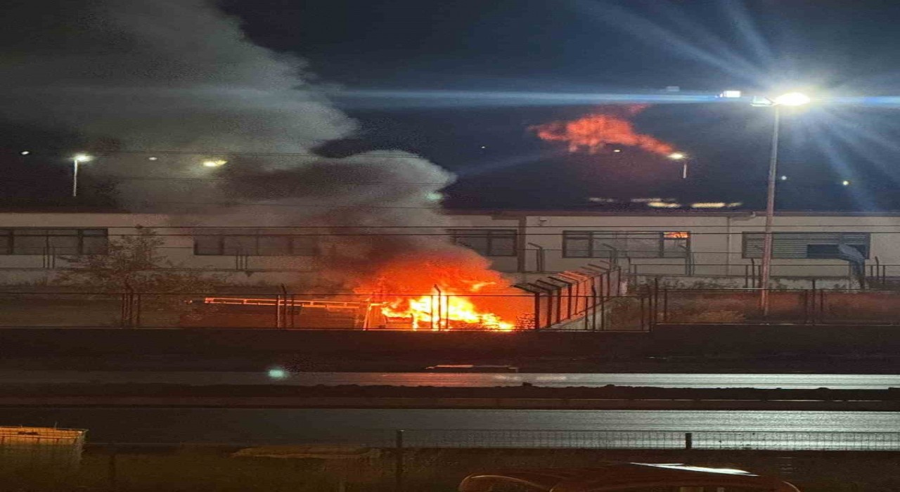 Çarşamba Cezaevinde park halindeki kamyonet yandı