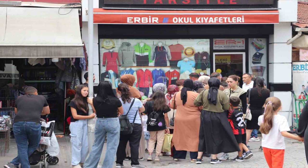 Çarşıda okul kıyafetleri yoğunluğu