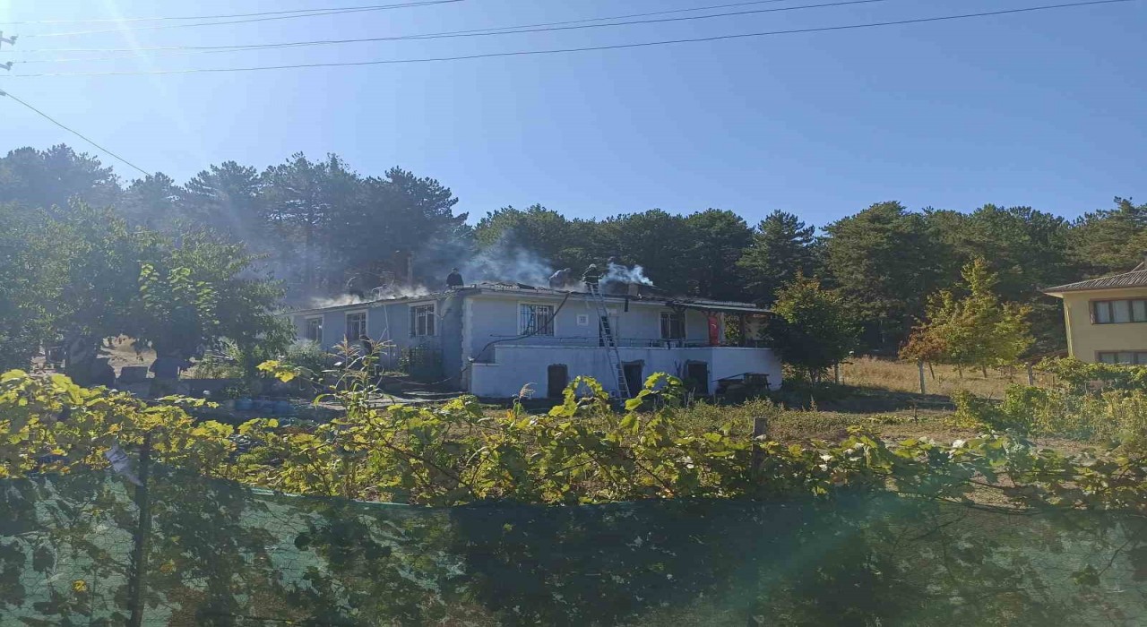 Çatısı alevlere teslim olan evi küle dönmekten ekipler kurtardı