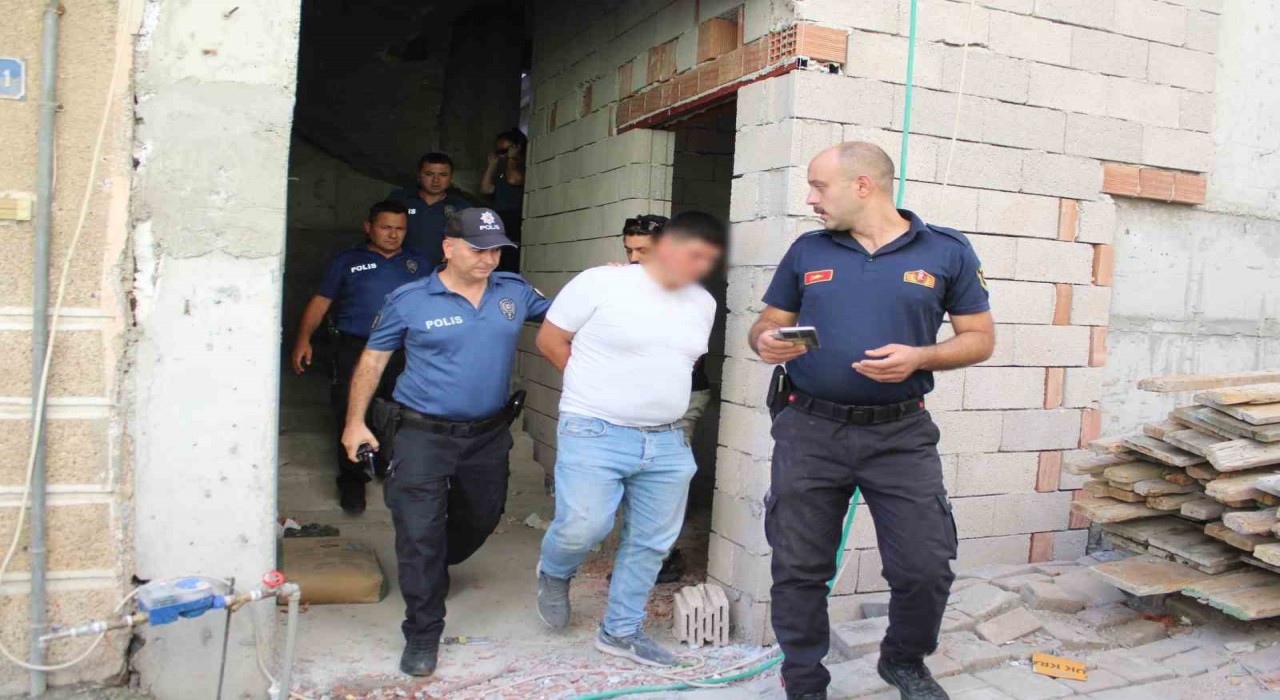 Çatıya çıkan şahsı ekipler ikna edip indirdi