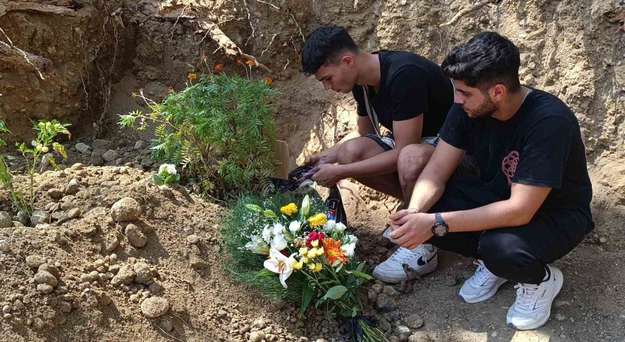 Çatıya hortum bağlayıp 3. kattaki evin balkonuna inmek isterken düşüp ölen  antrenör son yolculuğuna uğurlandı