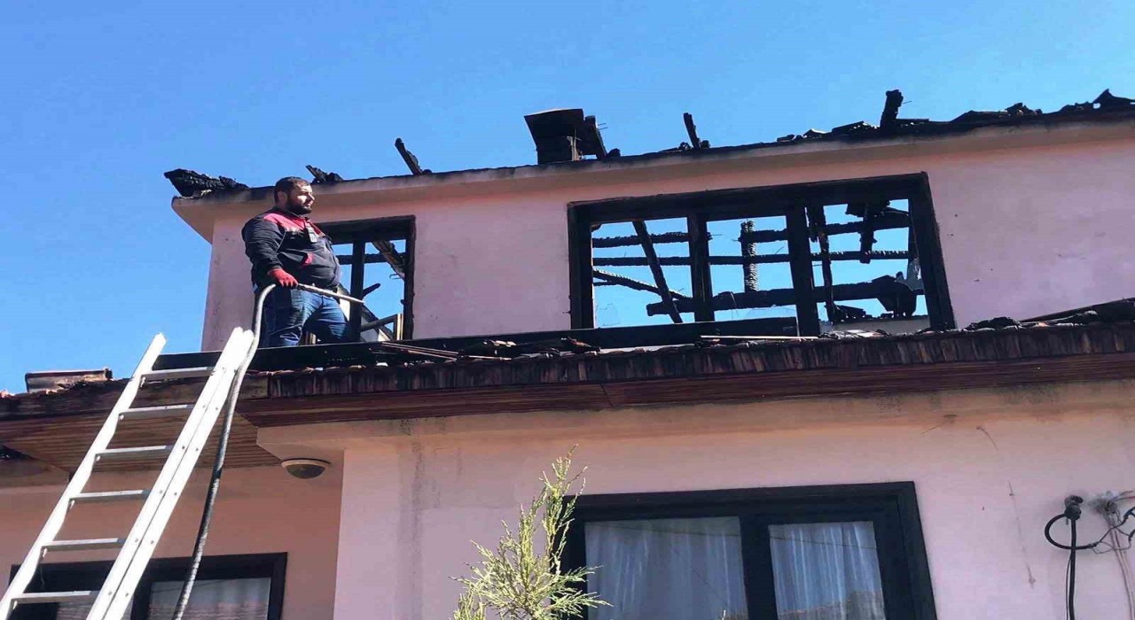 Çavdarhisarda evin terasına gözleme yapmak için yakılan ateş yangına sebep oldu