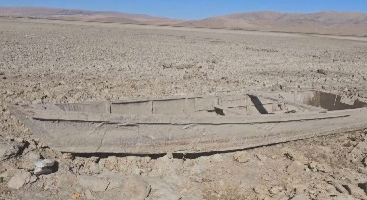 Çavuşçu Gölü kurudu, çatlamış toprağa dönüştü