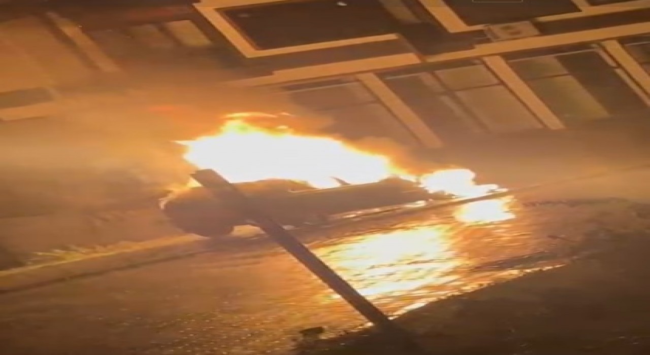 Çaycumada otomobil park halindyken alev aldı