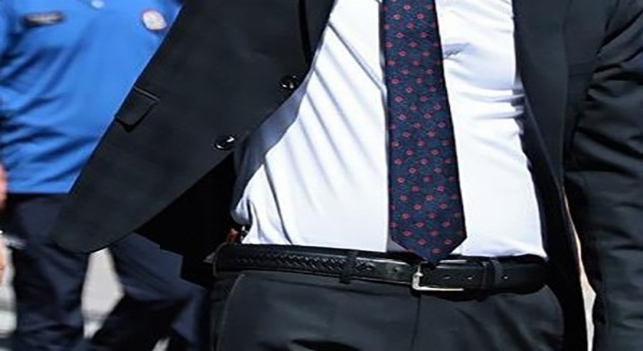 CHPli belediye başkanı kutlamalara belinde silahla katıldı