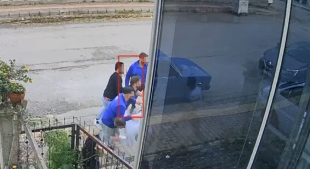 Çiçeklere çamaşır suyu dökme kavgası güvenlik kamerasına yansıdı