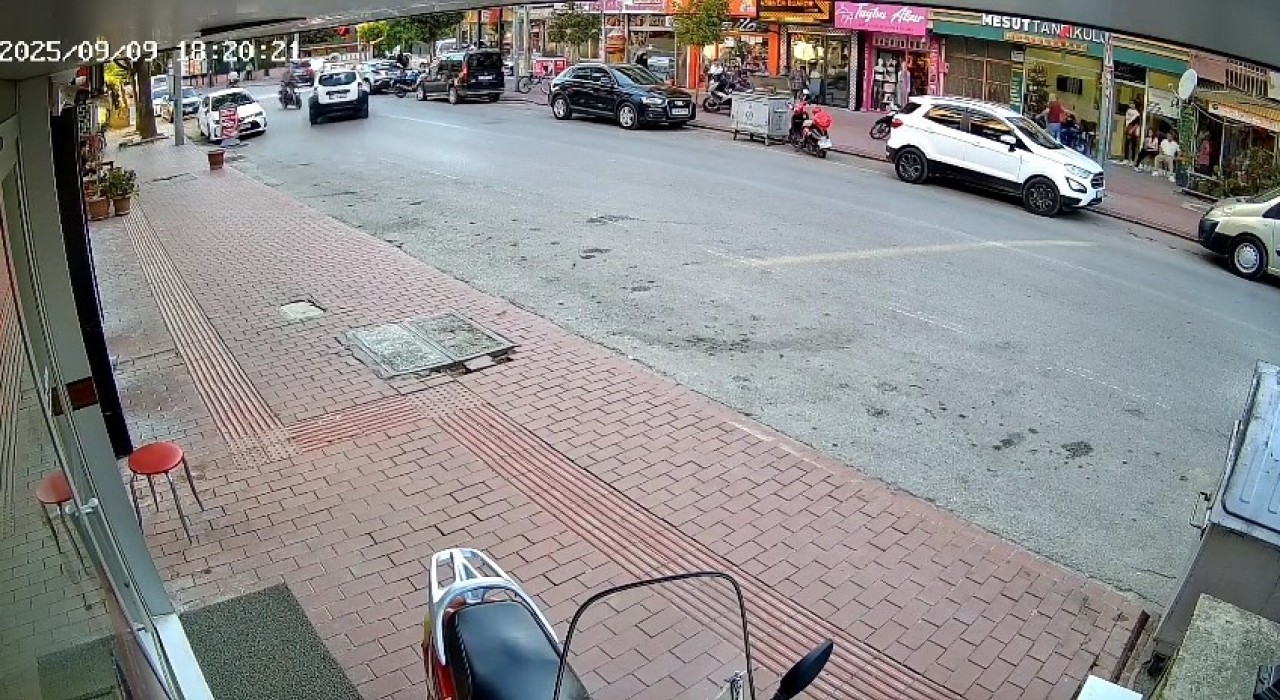 Cipe çarpan motosikletli metrelerce havaya savruldu: Kaza anı kamerada