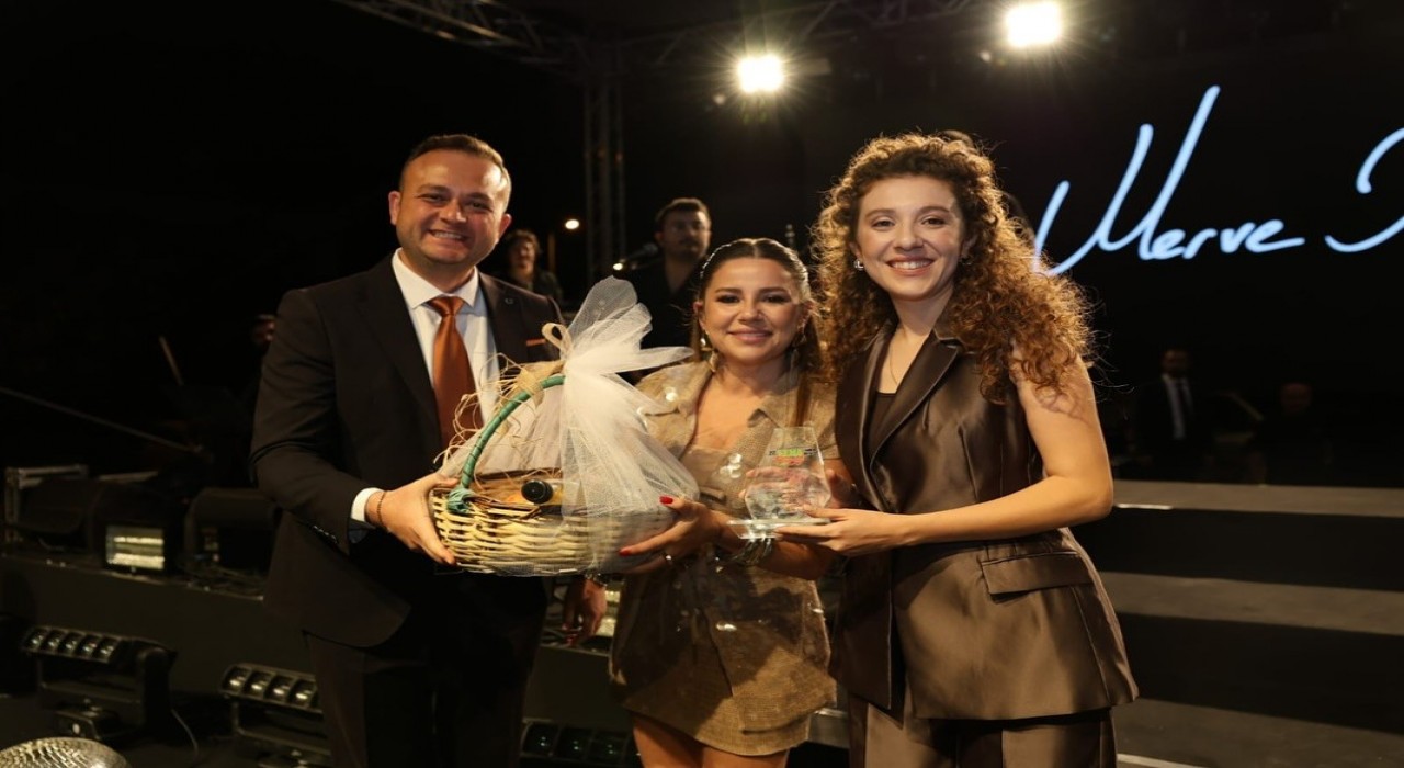 Çivril Uluslararası Elma Festivalinde Merve Özbey rüzgarı esti