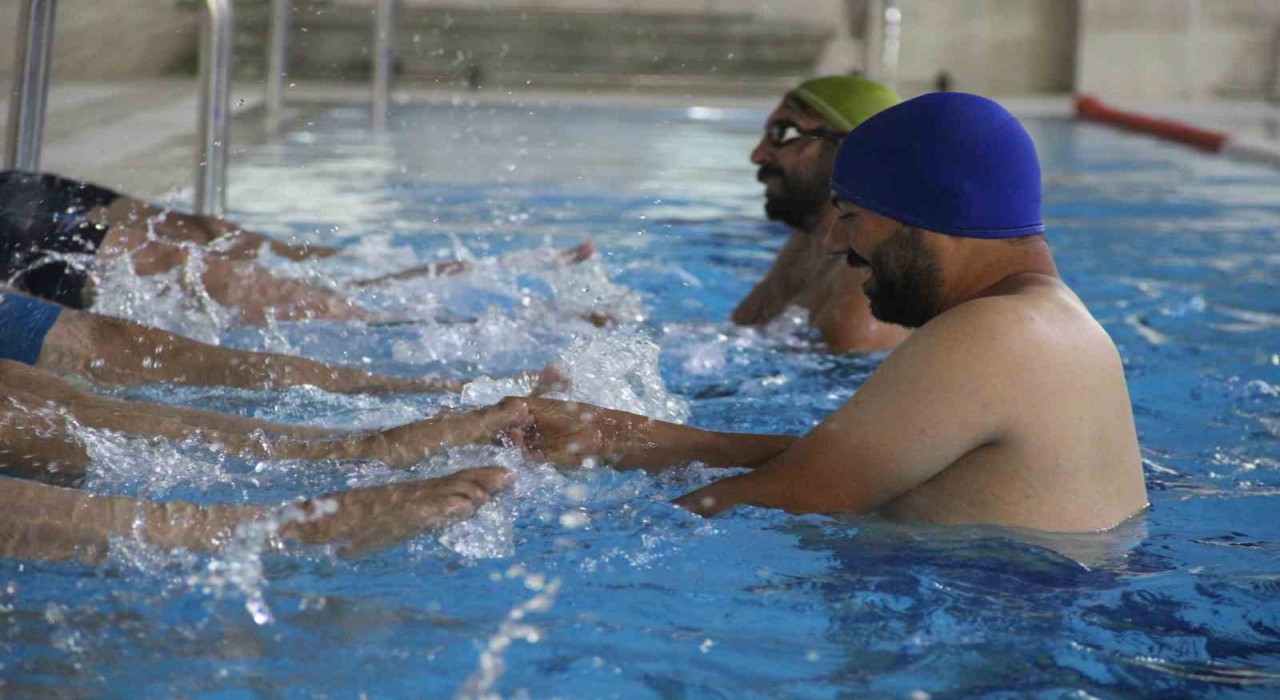 Cizrede 18-45 yaş arası vatandaşlara ücretsiz yüzme eğitimi