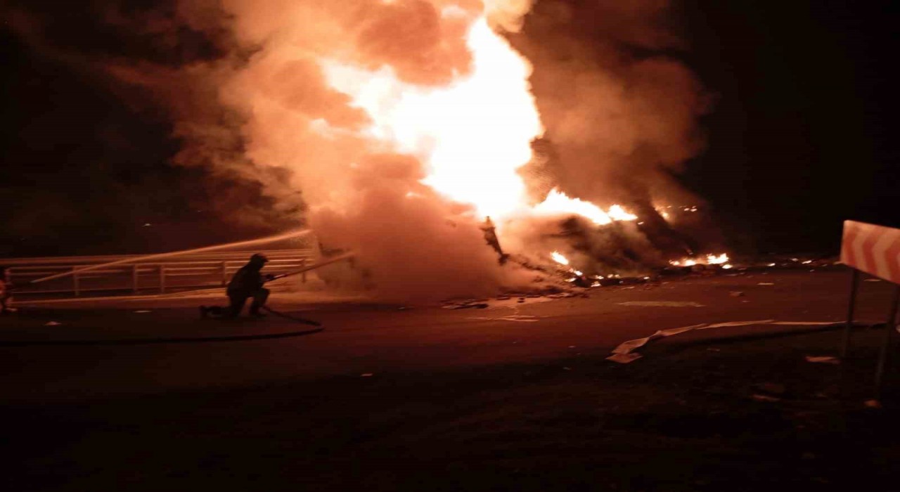 Cizrede freni boşalan kamyon bariyerlere çarpıp devrildi, sürücü yanarak hayatını kaybetti