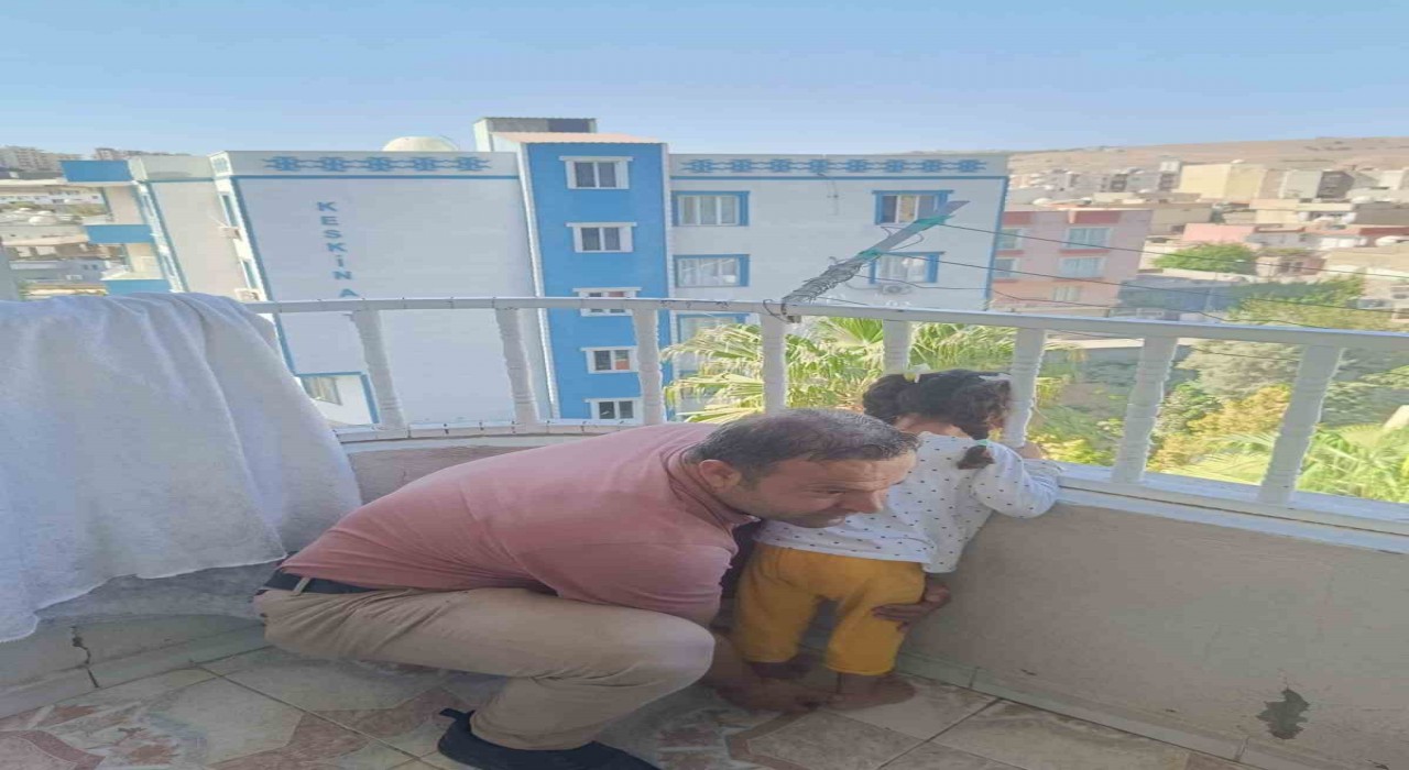 Cizrede kafası demir korkuluğuna sıkışan çocuğu itfaiye ekipleri kurtardı