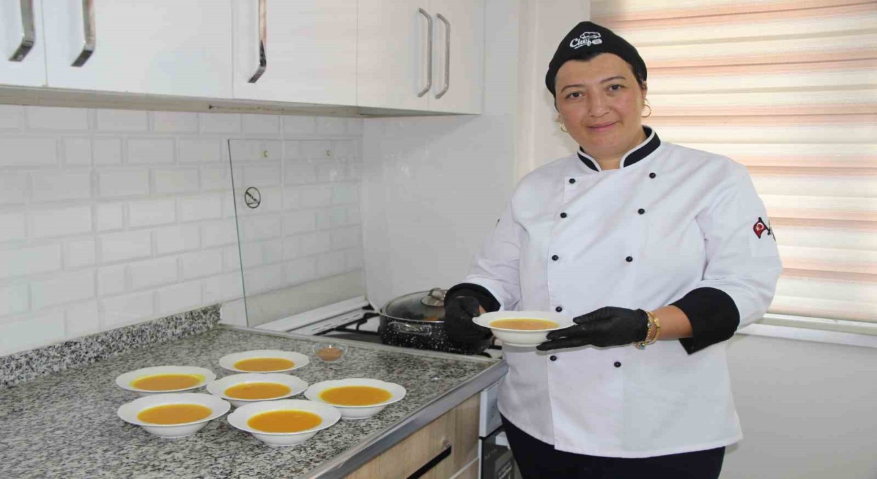 Cizrede kursiyer kadınlar ADEMde tescilli Bırınczer tatlısını öğreniyor