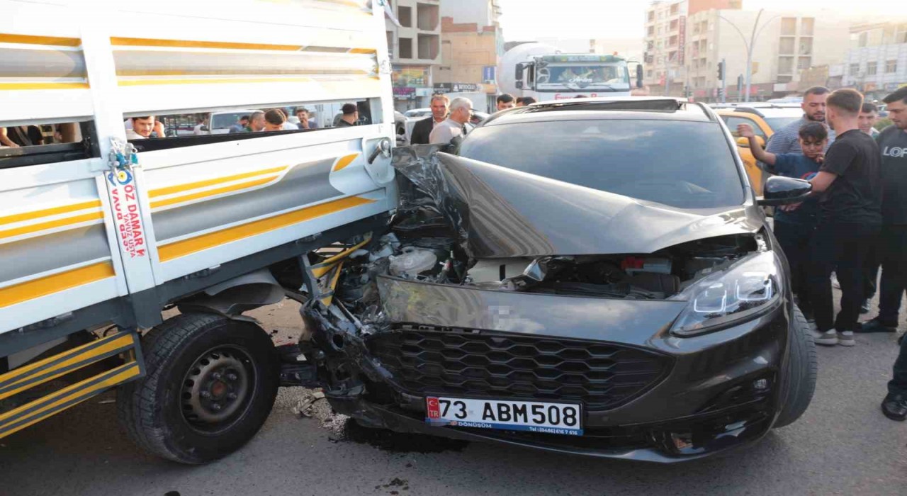 Cizrede maddi hasarlı zincirleme kaza