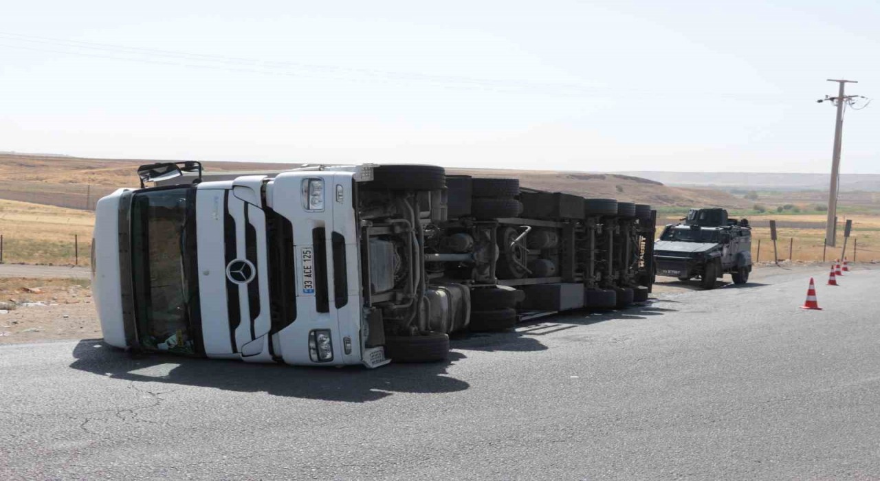 Cizrede virajı alamayan tır devrildi, sürücü yaralandı