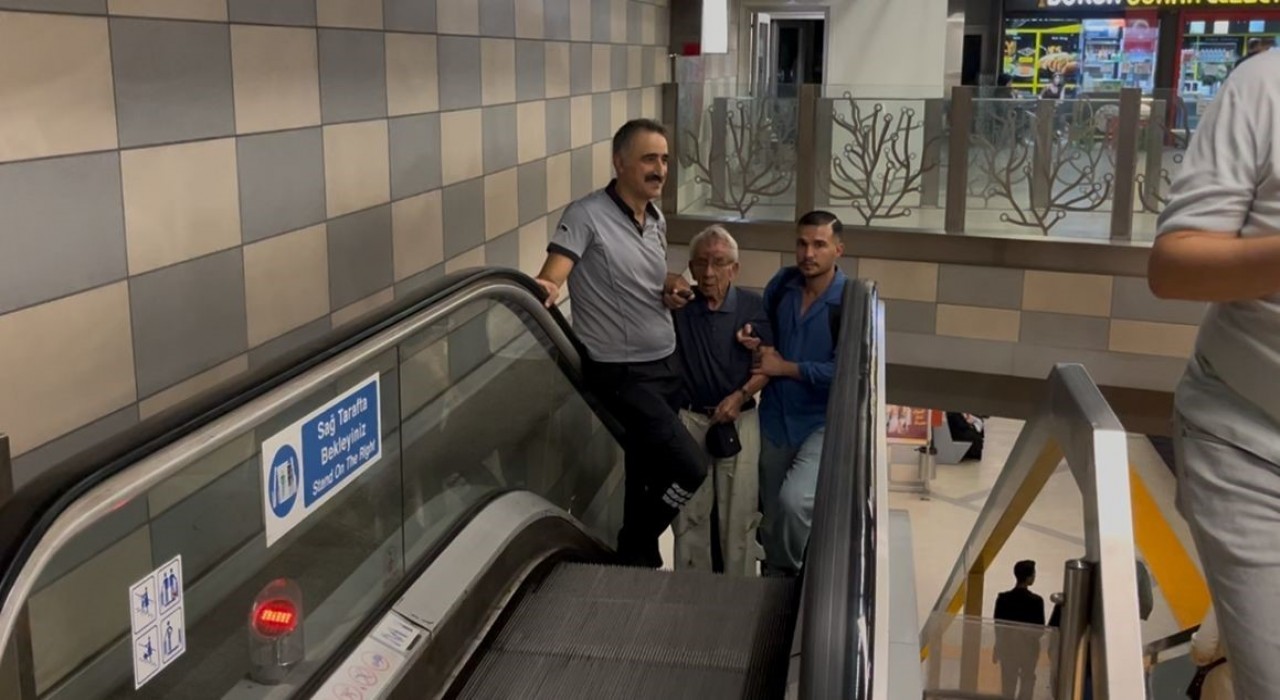 Çocukların çarptığı yaşlı adam metro raylarına düştü