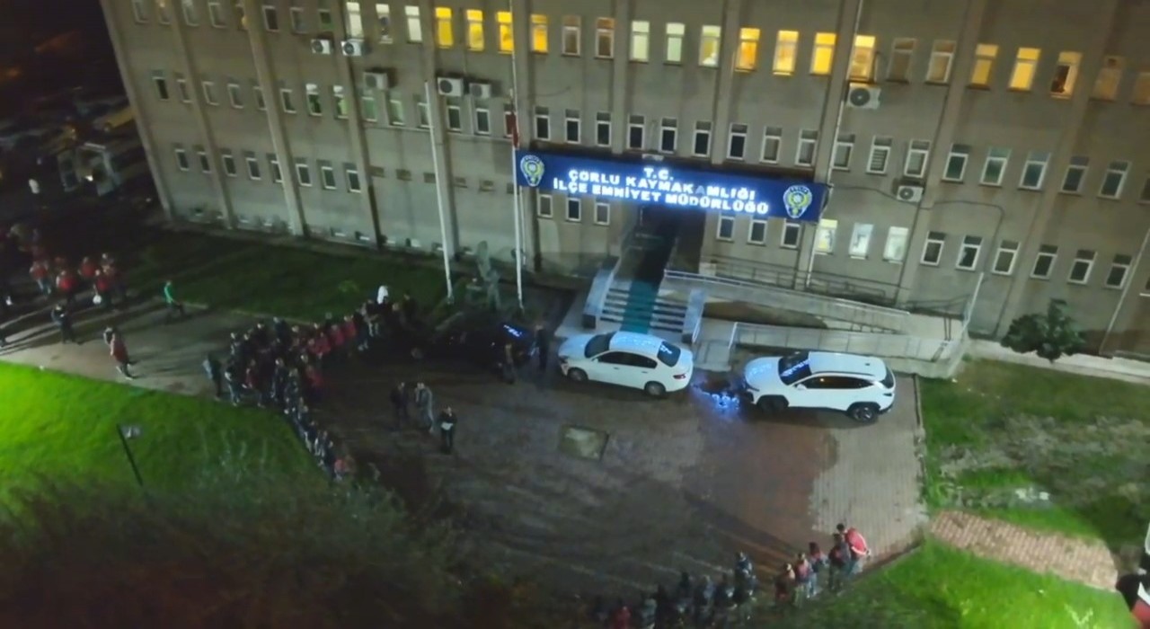 Çorluda 900 polisle şafak operasyonu: Uyuşturucu ve silahlar ele geçirildi