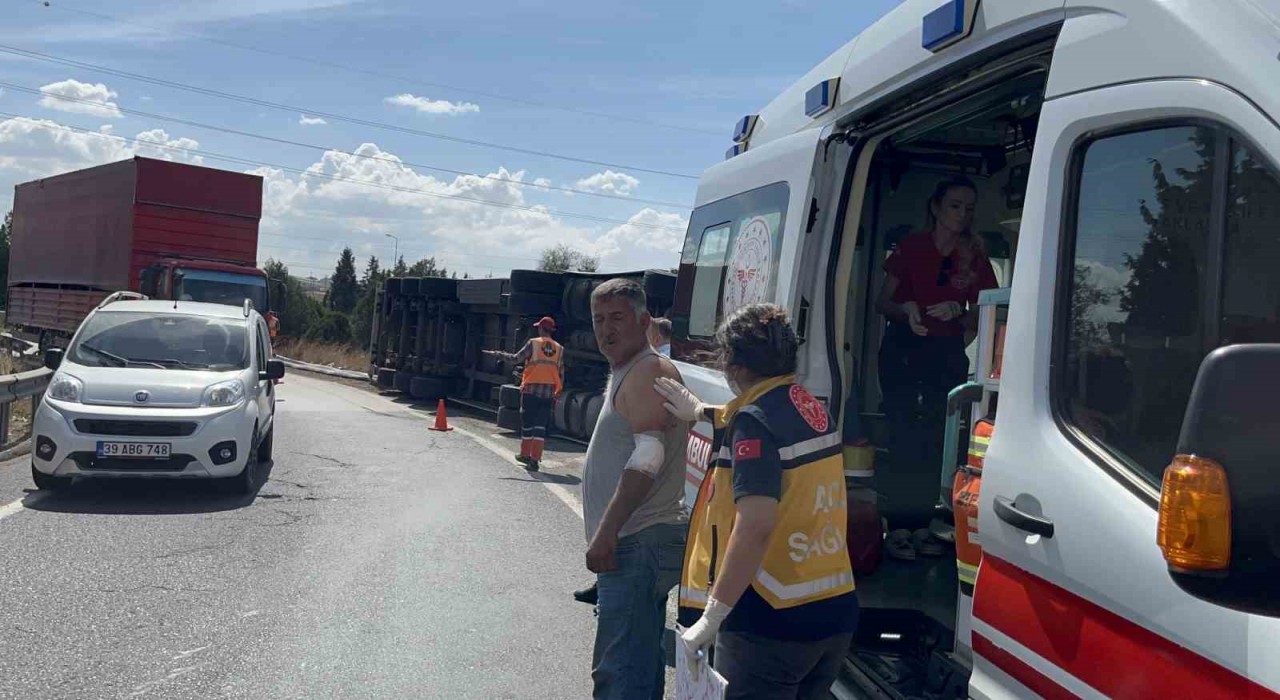 Çorluda virajı alamayan tır devrildi