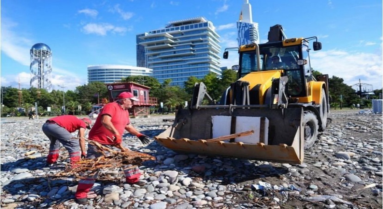 Çoruh Nehrinin getirdiği ağaç kütükleri Batum sahillerini doldurdu, Batumlular sahile akın etti