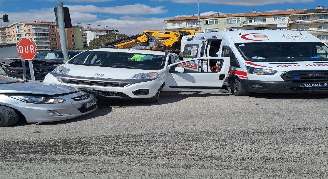 Çorumda 3 araç kavşakta çarpıştı: 2 yaralı