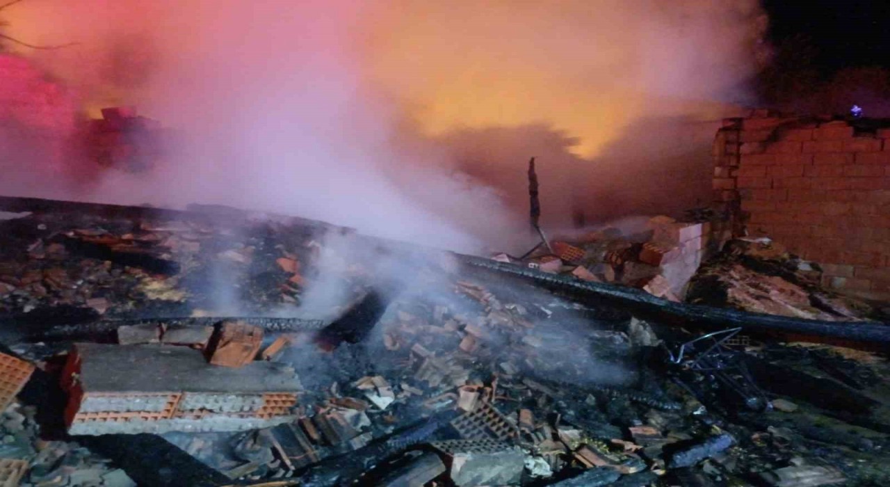 Çorumda çıkan yangında ahır ve ardiye kullanılmaz hale geldi