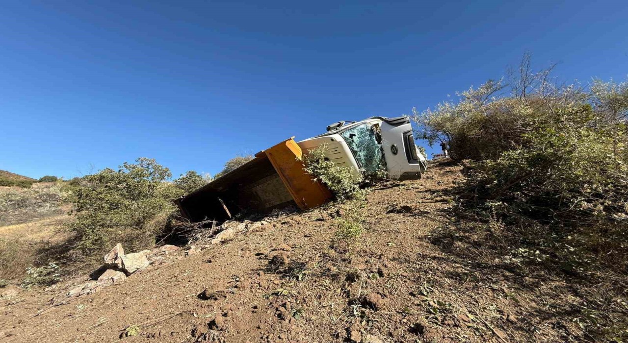 Çorumda freni boşalan hafriyat kamyonı şarampole devrildi: 1 yaralı