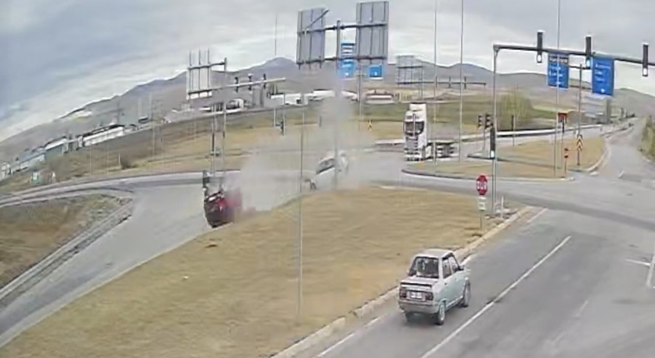 Çorumda iki araç çarpıştı: 3 yaralı