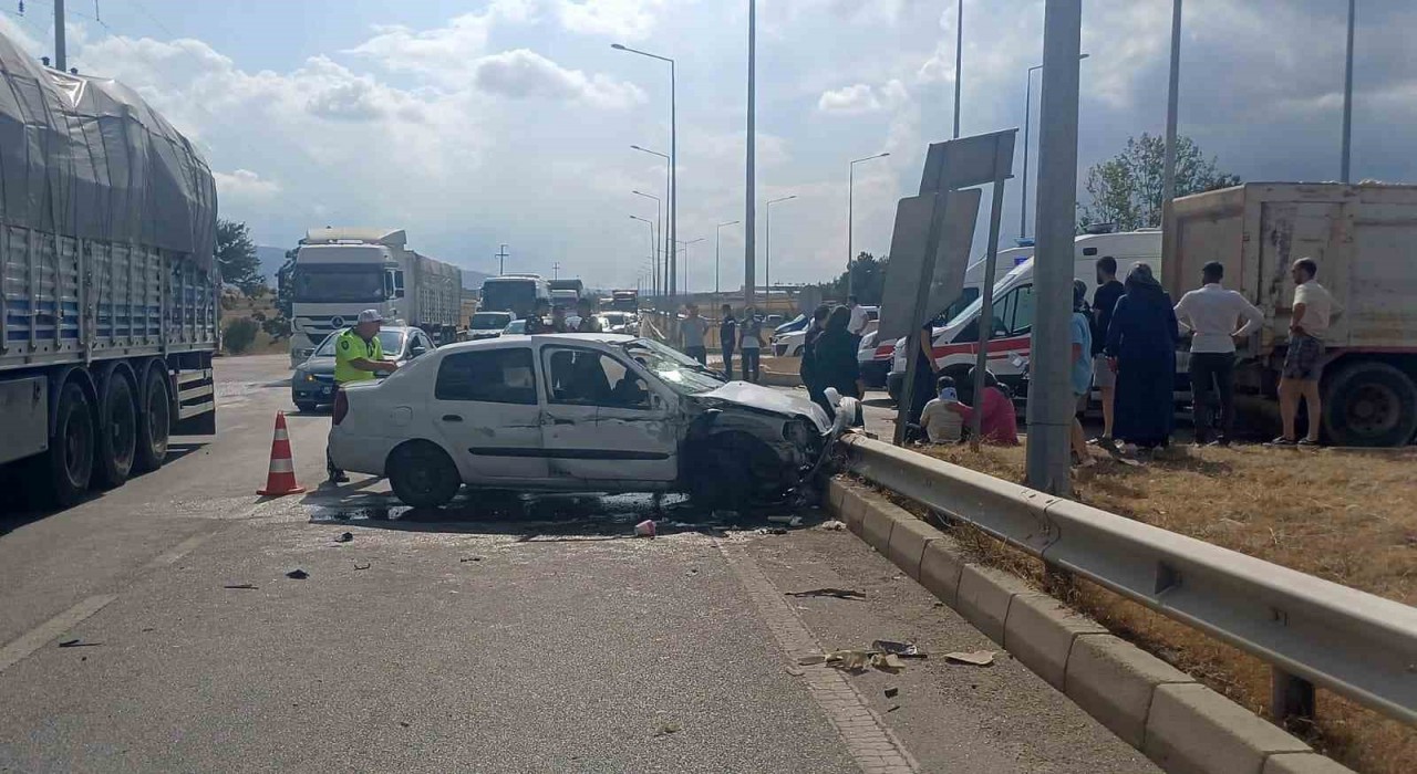 Çorumda kamyon ile otomobil çarpıştı: 4 yaralı