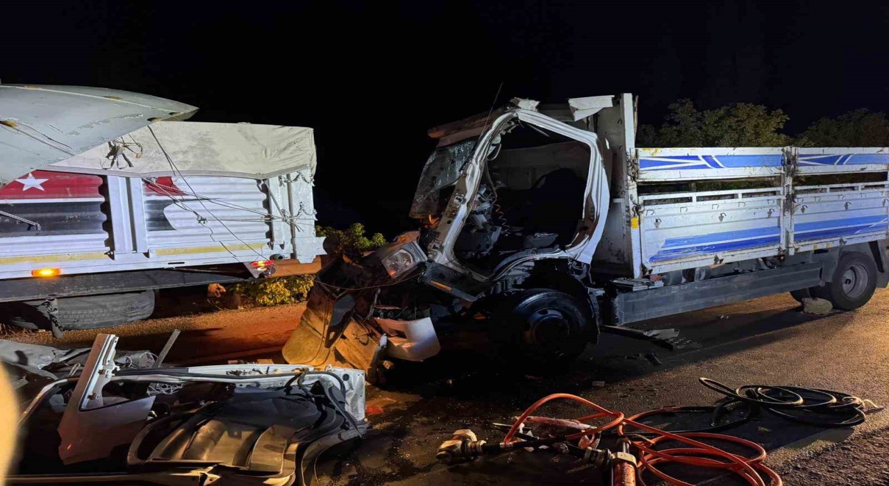 Çorumda kamyon tıra çarptı: Araçta sıkışan sürücü ağır yaralandı