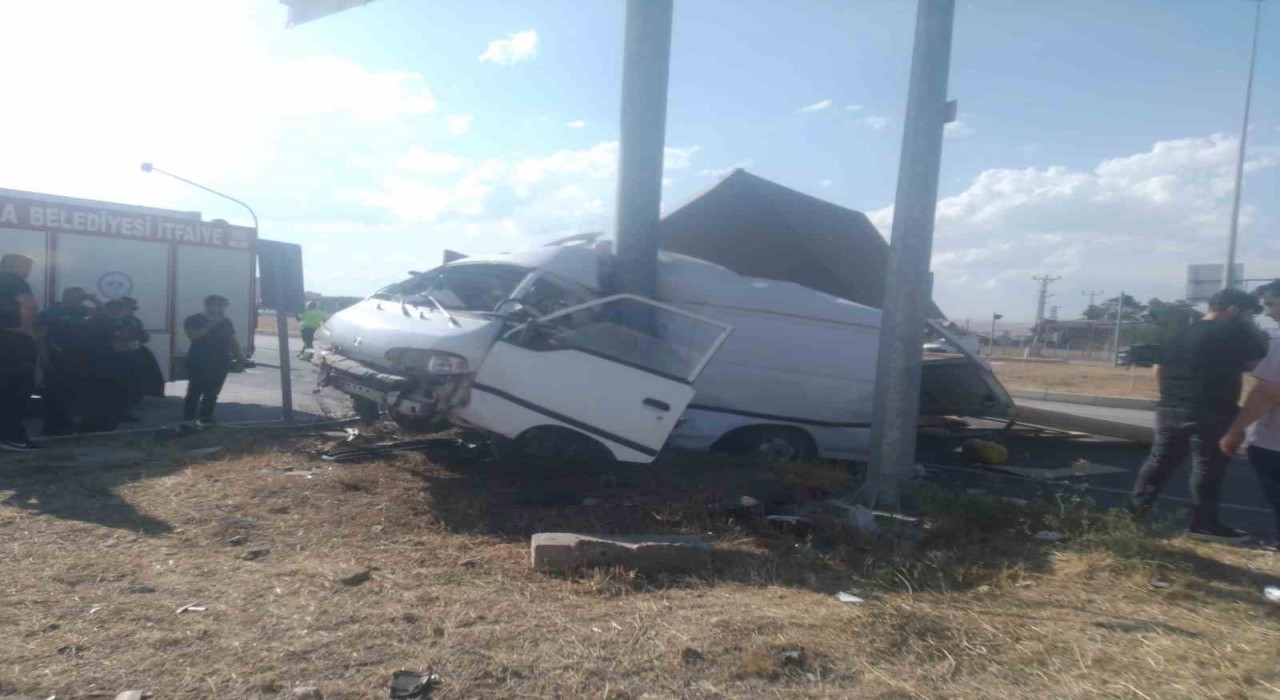 Çorumda minibüs ile kamyonet çarpıştı: 5 yaralı