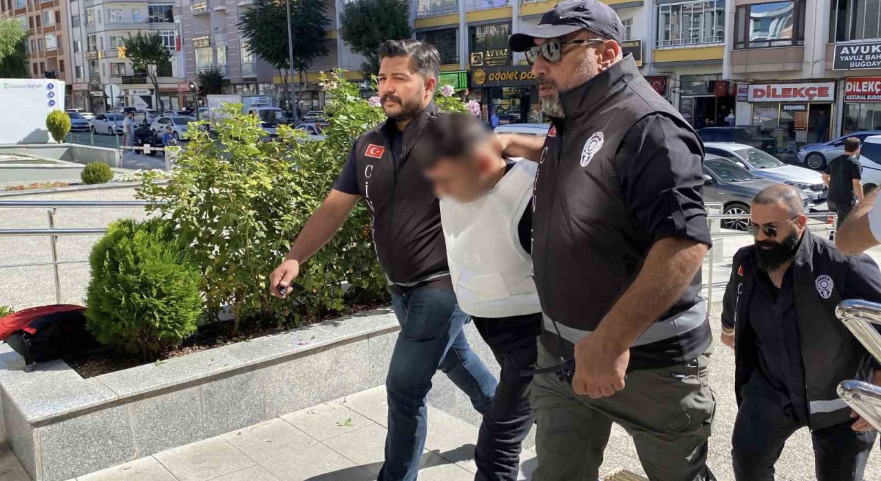 Çorumda petshop dükkanında işlenen cinayetin 3 şüphelisi adliyeye sevk edildi