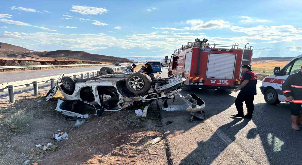 Çorumda takla atan otomobil hurdaya döndü: 3 yaralı