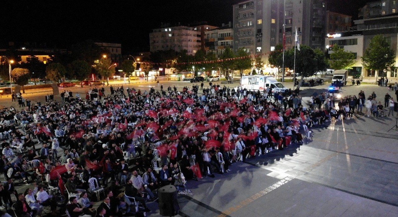 Çorumda yüzlerce vatandaş ellerindeki Türk bayraklarıyla ‘12 Dev Adamı destekledi
