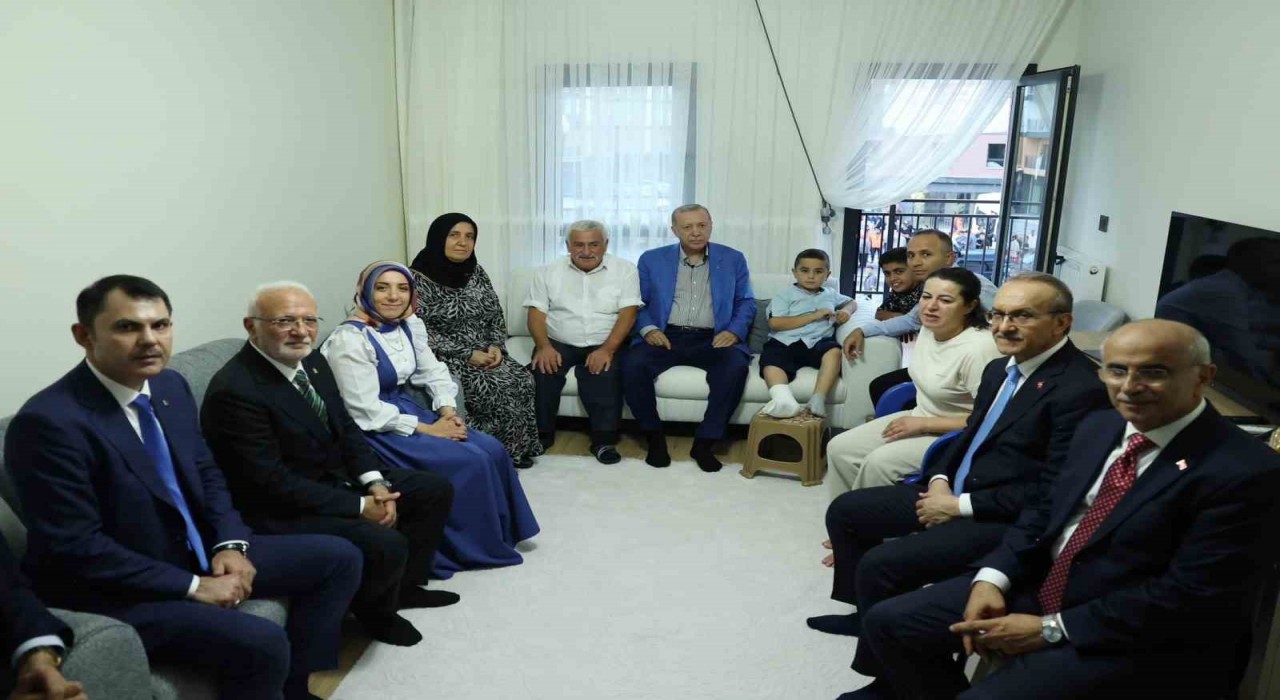 Cumhurbaşkanı Erdoğan, Malatyada depremzede bir aileyi ziyaret etti