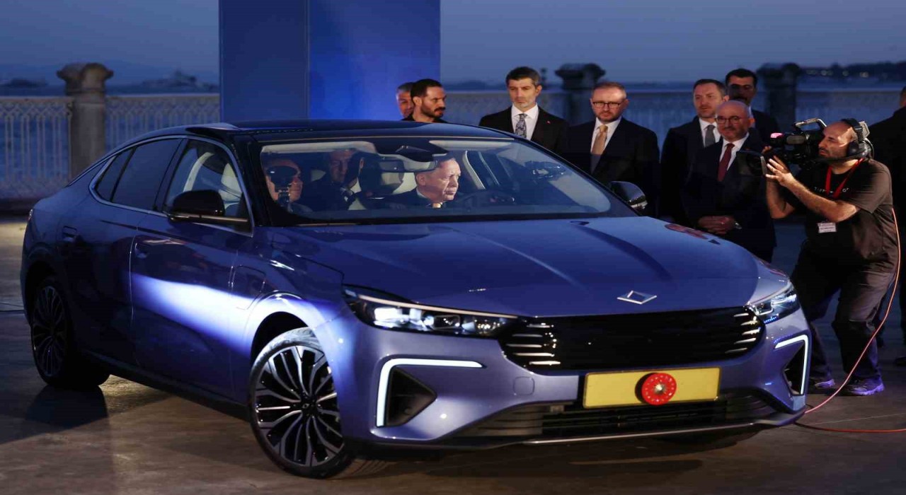 Cumhurbaşkanı Erdoğana, TOGGun yeni modeli T10F hediye edildi